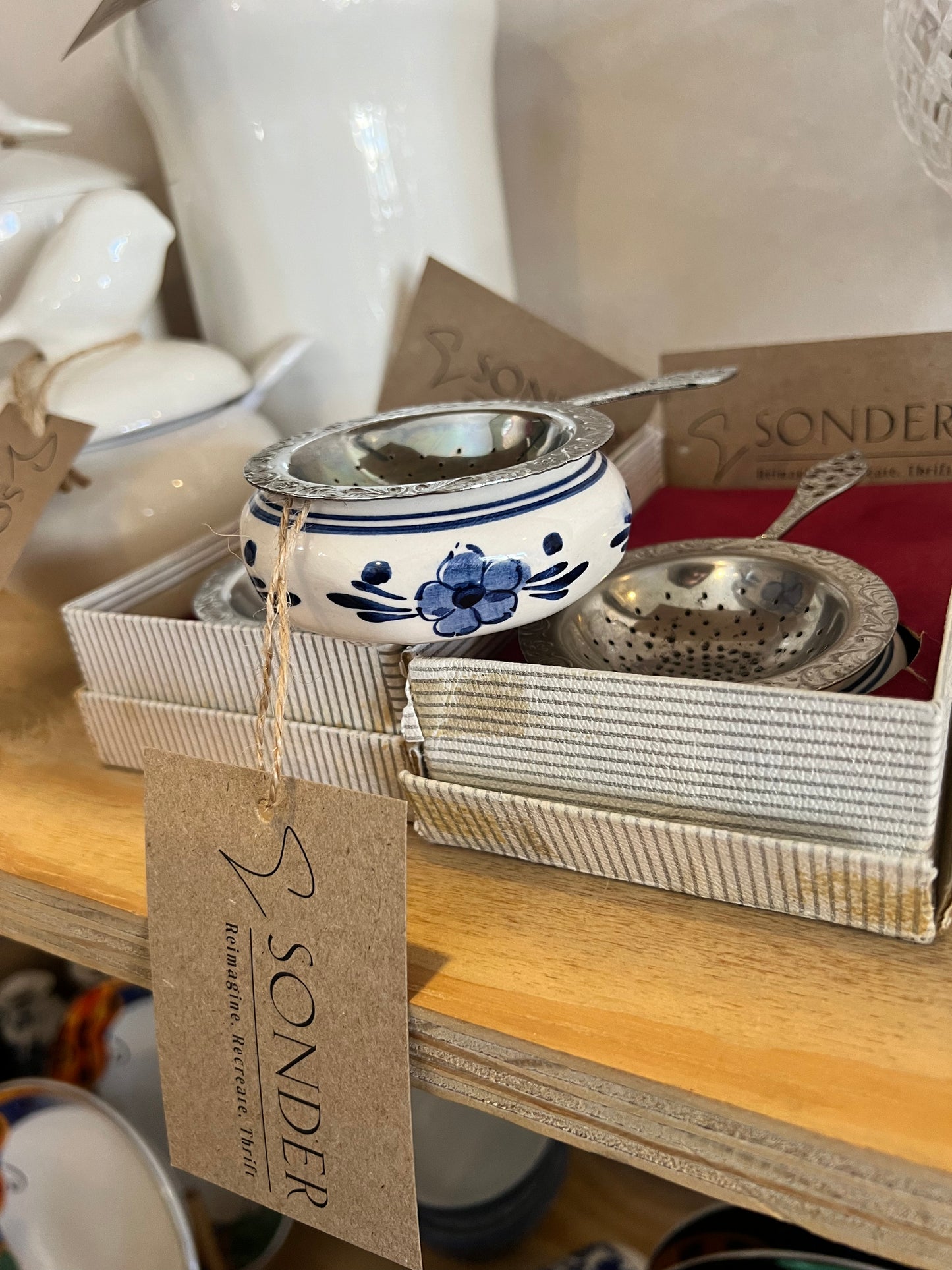 tea strainer with delft holder